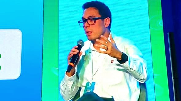 Oscar A. Jimenez Zavala hablando con micrófono en un panel