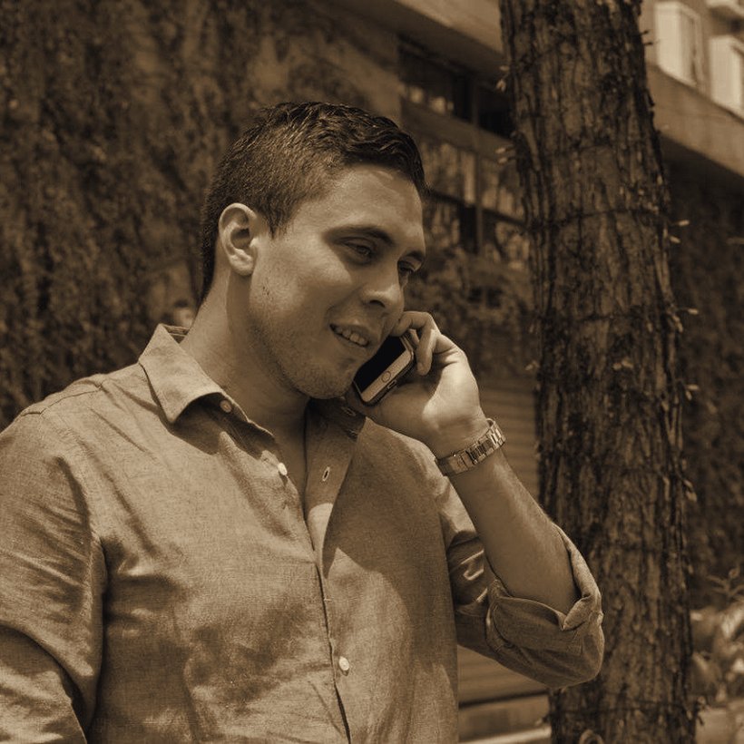 Oscar A. Jimenez Zavala hablando por teléfono